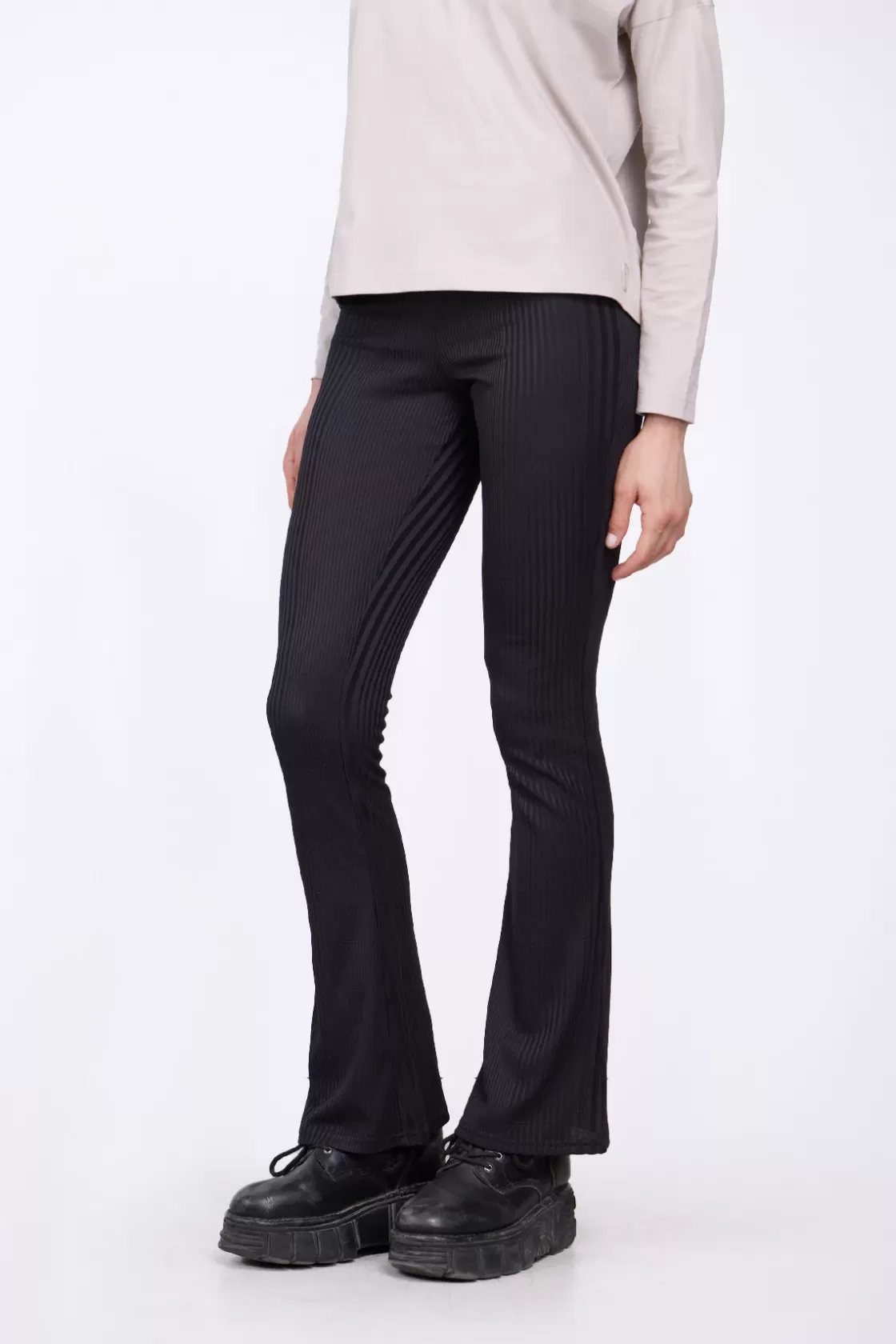 Pantalon Ajuste Coupe Flare Minerva Black*Gertrude Hot